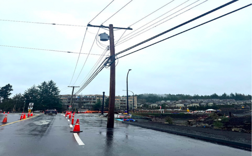 【奇葩】新道路中間為何長出電線桿？市民困惑不解