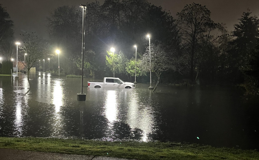 破紀錄！溫哥華錄得近50毫米降雨量 多處水淹停車場變水塘