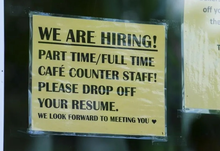 持學簽就業人數十年翻9倍 集中從事三個低薪行業