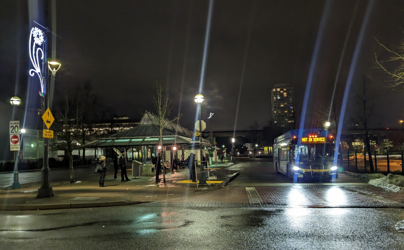 【巴士罷工】窩心青年漏夜通知候車乘客 列治文女司機提供義載獲讚