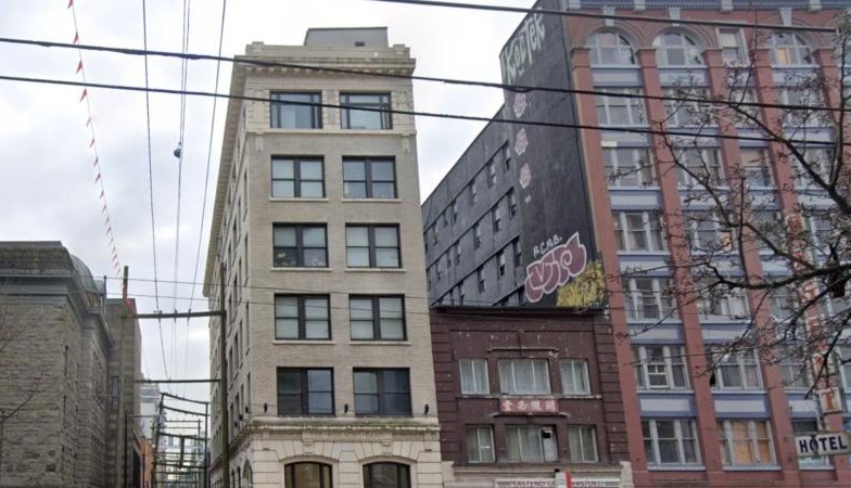 狗狗墮樓倒斃街頭 疑遭狠心人蓄意擲出窗外致死