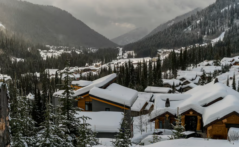 【有片】雪地打滑嚴重  SUV沿坡滑行 乘客驚聲尖叫