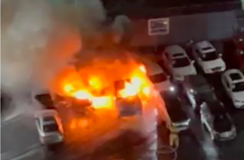 【有片】本拿比汽車經銷店停車塲大火  現場濃煙滾滾