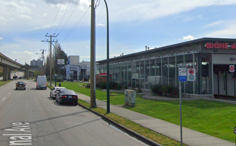 這地方也能發生撞車  而且是4部連環撞  官司有得打！