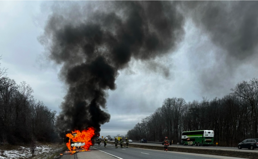 【有片】「它像野火一樣蔓延」  安省男子從火燒車中救出司機