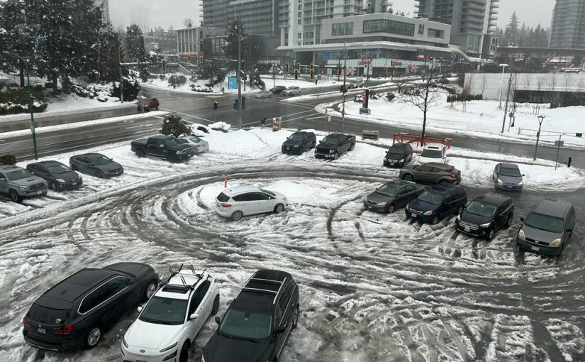 氣溫回升道路泥濘  溫哥華鏟雪車「鏟上」私家車