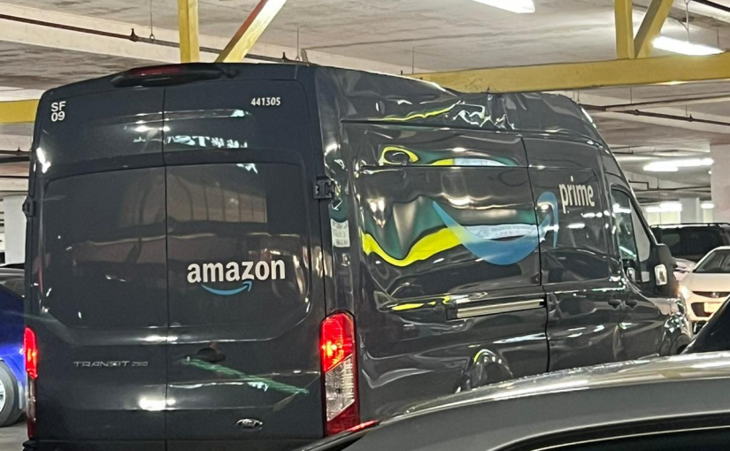 溫哥華亞馬遜貨車因超高  被迫向停車場鋼樑「低頭」