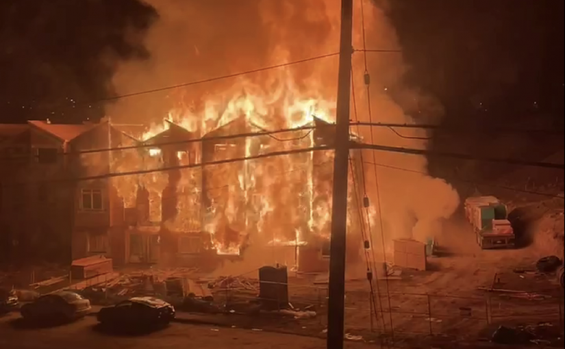 【多圖】卡加利兩幢在建房屋大火  路旁車輛遭池魚之殃