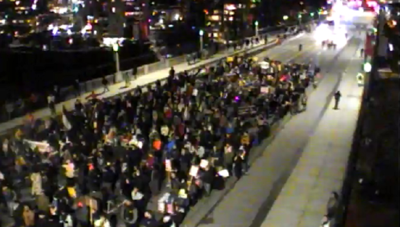 交通大亂！群眾遊行封Burrard橋 碰巧天車遇事故停駛