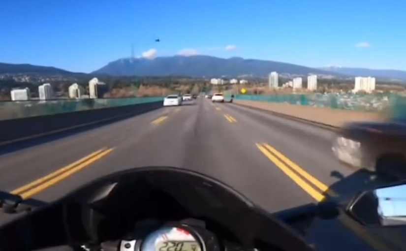 【有片】獅門橋上疾速230公里車縫中穿插 電單車手自拍引警注意