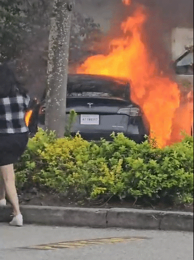 【有片】八佰伴停車場Tesla大火 網傳新車落地即當災