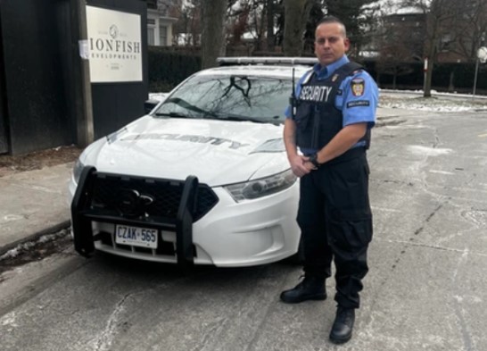 偷車太猖獗 車主安裝車道護柱還不夠 如今又有新防盜方法