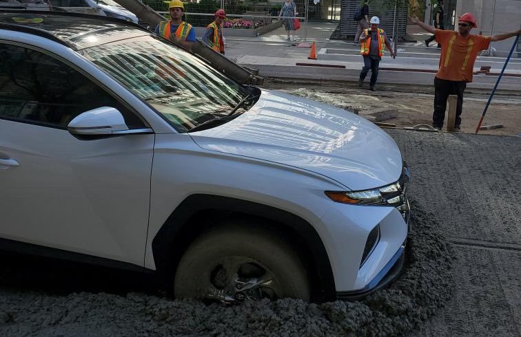 司機駛進未乾水泥中 工人即時喝止 為何未停車致泥足深陷？