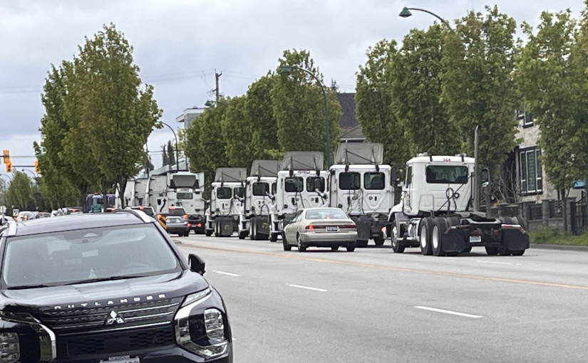 【大陣仗】數以百計貨櫃車拖頭大溫遊行 全因司機不滿這件事