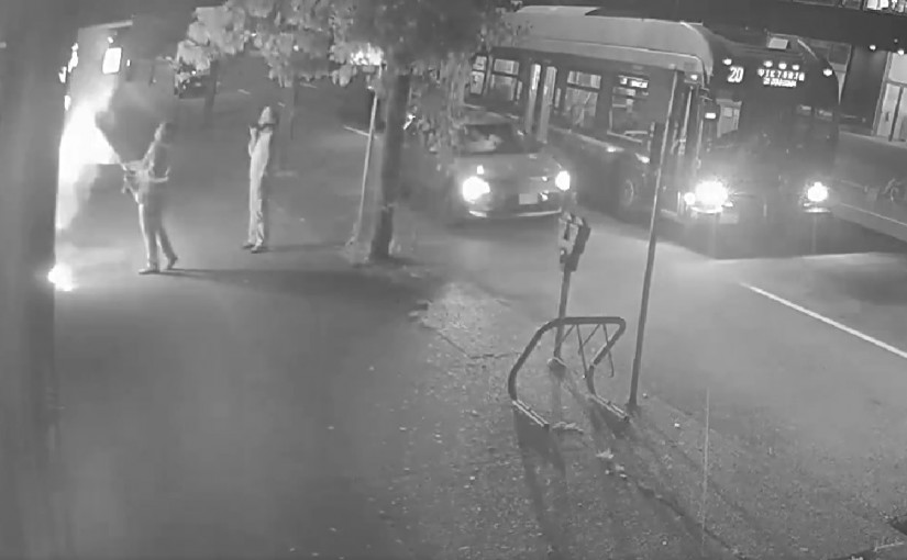 【有片】路見縱火下車相助 巴士司機變身消防員救火獲店主激讚