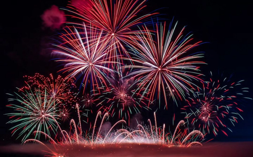 【有片/全場】十幾萬人逼爆英吉列灣 煙花匯演葡隊響頭炮精采萬分