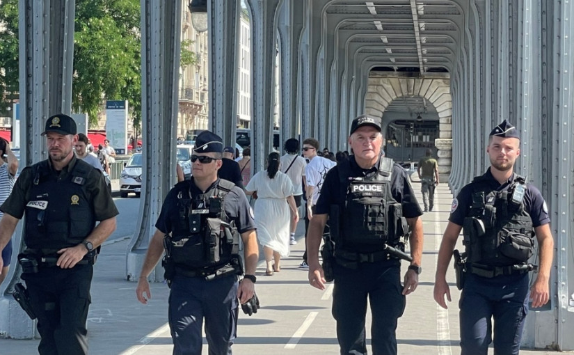 加拿大警察在巴黎街頭巡邏  維護奧運安全