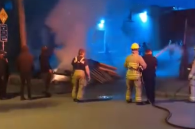 警員奪消防喉向火場擲物者射水  警方：這很有創意