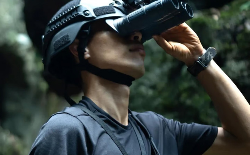 科技|雙筒夜視望遠鏡可安裝頭盔免提操作