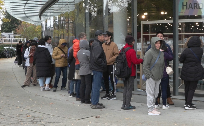 列治文時代坊擠滿了人潮  大家到底在排隊搶甚麼？