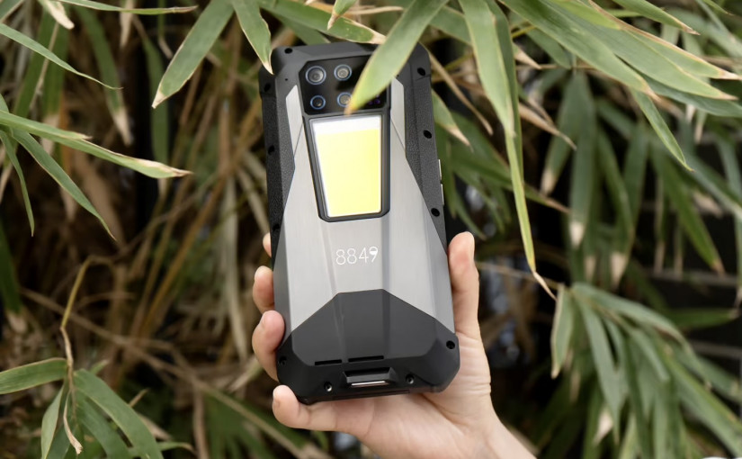 科技| 強悍三防手機續航長達一星期 內置強力露營燈與微型投影機