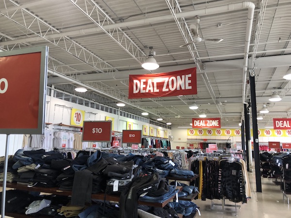 【購物天堂】多倫多必逛OUTLET購物街 集合不同品牌衣服「斷磅計」！