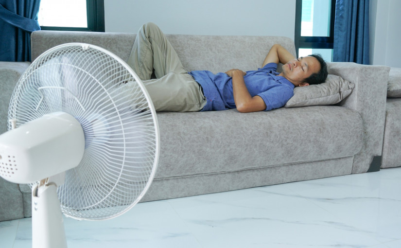 睡覺長吹風扇恐傷身 易致咳嗽/肌肉痠痛 醫生教4招安全吹風扇