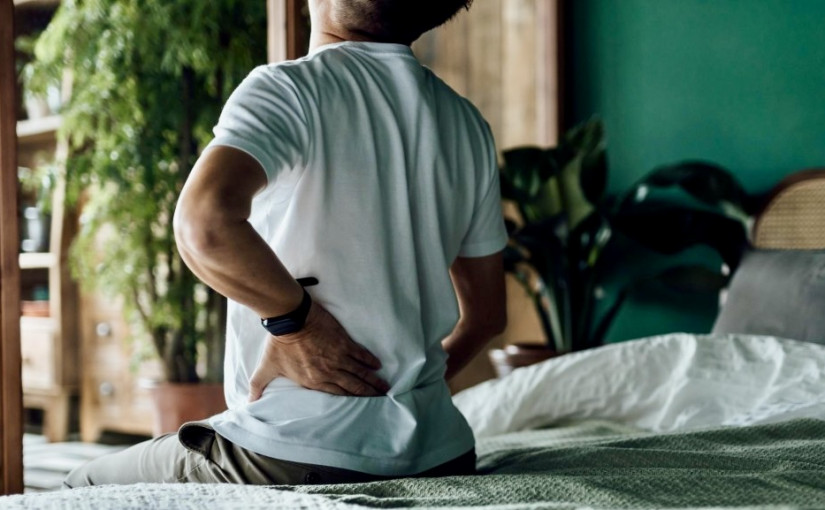 27歲男腰痛竟是嚴重骨質疏鬆 比70歲老人更差 醫生揭4日常習慣惹禍