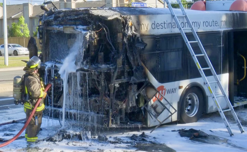 密西沙加巴士嚴重焚燬 司機與5乘客及時逃出