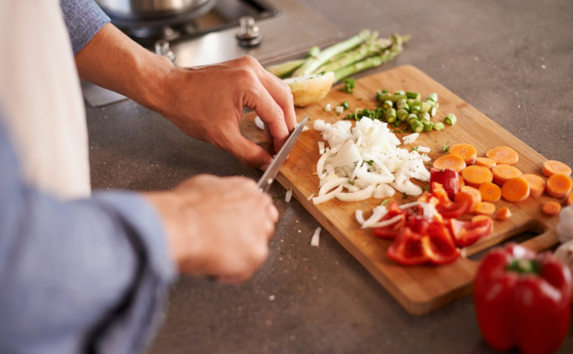 用錯砧板恐成惡菌溫床 醫生教清潔保養5步驟使用多久必須換？