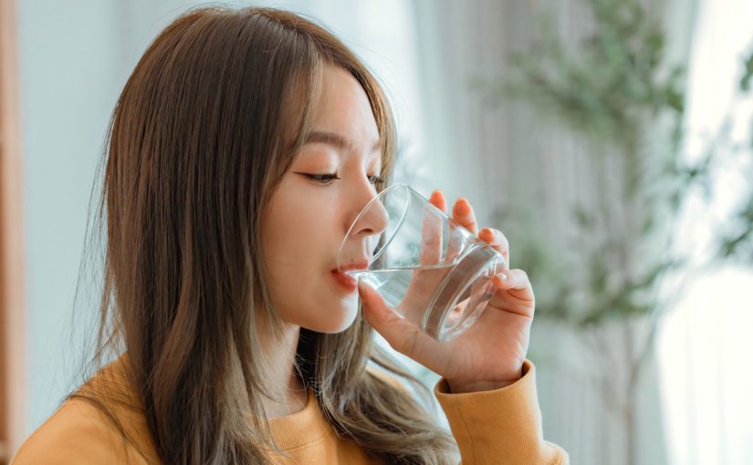 飲水身體好？女子日飲3L水致尿頻失眠/精神差 醫生揭飲水黃金公式