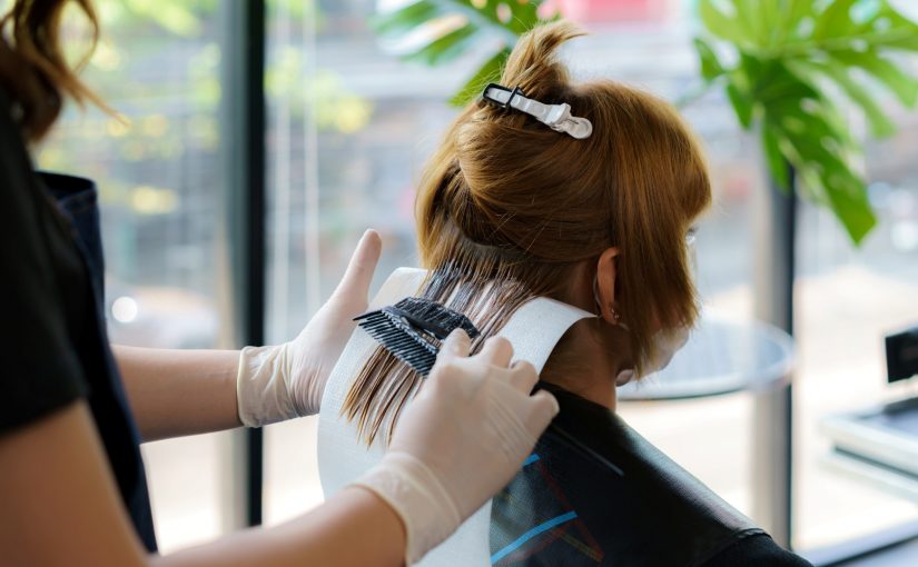 20歲女每個月染髮1次 雙腳長斑揭患腎炎 醫生教6招染髮防中毒患癌