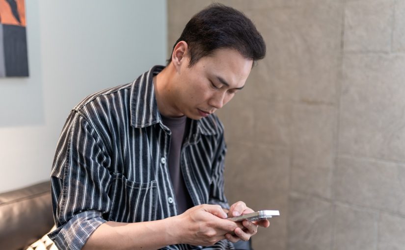 低頭族2招自測頸椎病風險 醫生教每日5分鐘頸部伸展 放鬆肩頸防頸椎變形