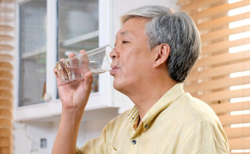 常喝水嗆到要小心！1原因增吸入性肺炎風險 營養師教長者安全飲水3招