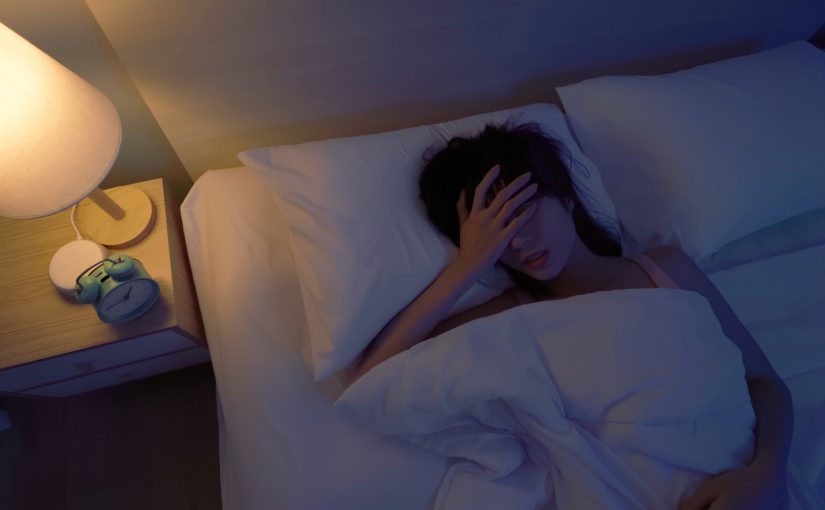 睡覺1習慣易致中風/心臟病？研究追蹤近10年 揭心肌梗塞風險高47%