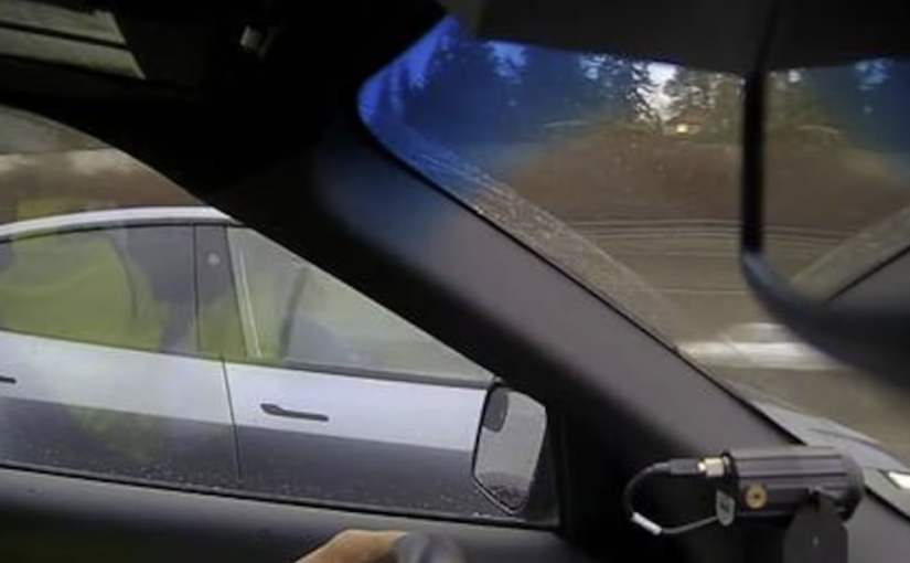 特斯拉車主開自動駕駛睡著  遭警方攔下開罰