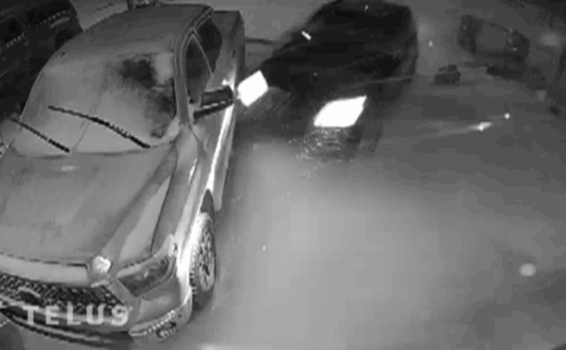 【有片】卡加利SUV夜「闖」民宅車庫  毀屋撞兩車後逃逸