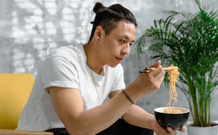 常吃即食麵等超加工食品傷身更傷腦？  加拿大研究：腦部異常機會高40%